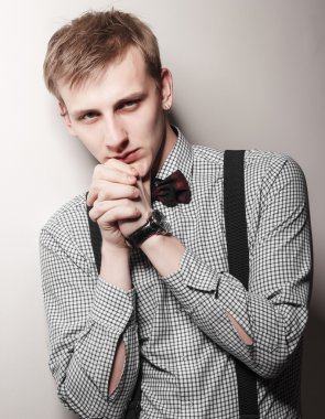 iş adamı Studio papyon ve beyaz arka plan üzerinde parantez ile poz.