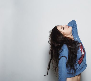 Yüksek moda kazaklı stüdyoda güzel kız