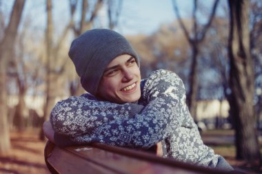 sonbahar açık ortamda moda giyen genç yakışıklı adam