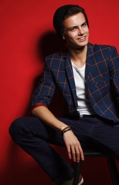 Erkek güzellik kavramı. Styl ile şık genç adam portresi