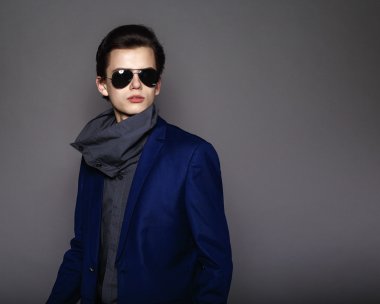 Vogue yakışıklı erkek ceket ve stüdyoda güneş gözlüğü