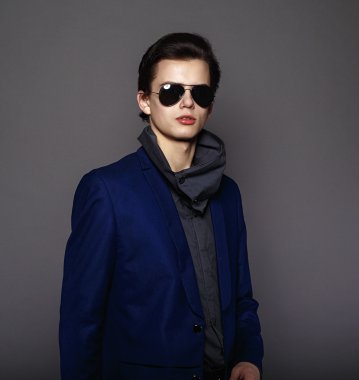 Vogue yakışıklı erkek ceket ve stüdyoda güneş gözlüğü