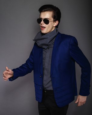 Vogue yakışıklı erkek ceket ve stüdyoda güneş gözlüğü