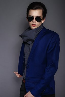 Vogue yakışıklı erkek ceket ve stüdyoda güneş gözlüğü