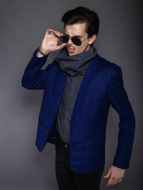 Vogue yakışıklı erkek ceket ve stüdyoda güneş gözlüğü