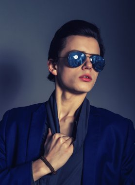 Vogue yakışıklı erkek ceket ve stüdyoda güneş gözlüğü