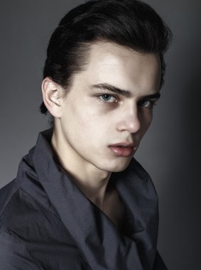 Stüdyoda şık tişörtlü Vogue yakışıklı adam