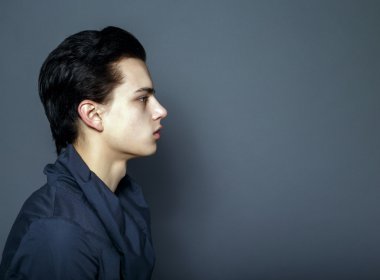 Stüdyoda şık tişörtlü Vogue yakışıklı adam