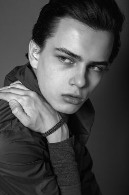 Stüdyoda şık tişörtlü Vogue yakışıklı adam