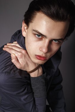 Stüdyoda şık tişörtlü Vogue yakışıklı adam