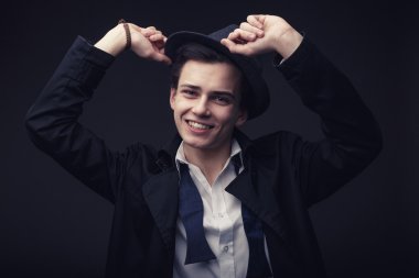 Vogue yakışıklı adam şapka ve stüdyo portre çözülmüş kravat yay