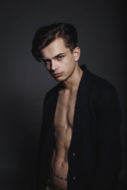 Vogue çıplak yakışıklı stüdyo