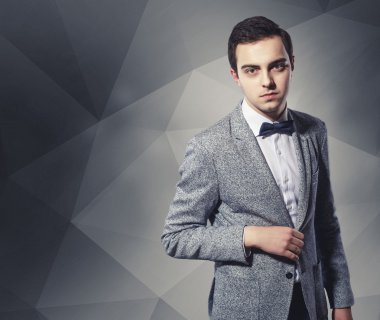 Stüdyo poligonal sanatta ceketli yüksek moda şık adamı