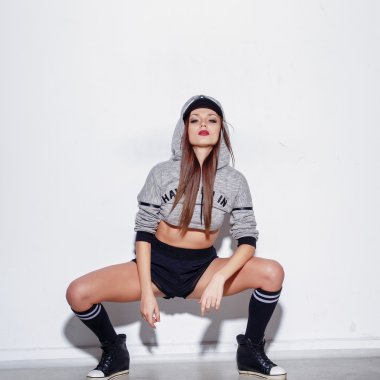 Seksi kadın beyaz duvara poz