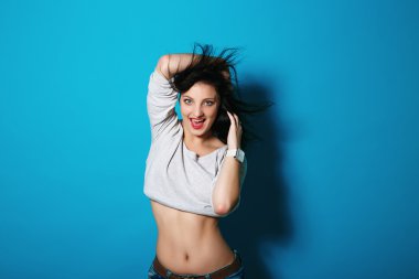 Mavi arka plan üzerinde moda esmer. Kadın portre