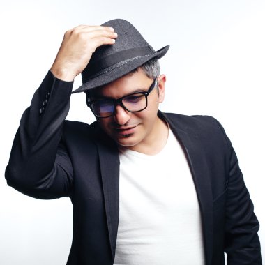 şık adam gözlüklü