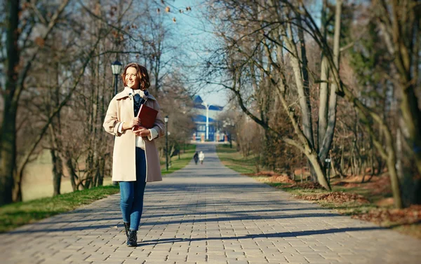 Стильний хіпстер усміхнений студентка дівчини з книгою на відкритому повітрі — стокове фото