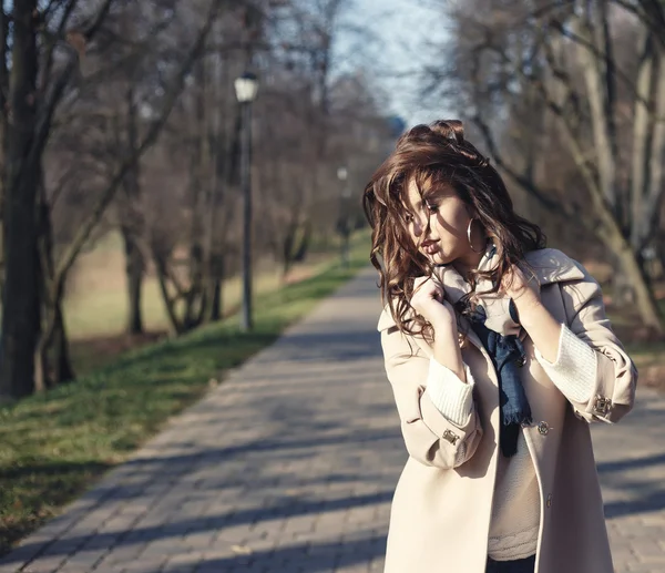 Menina hipster elegante no parque retrato ao ar livre — Fotografia de Stock