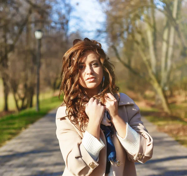 Eleganta hipster flicka i park utomhus porträtt — Stockfoto