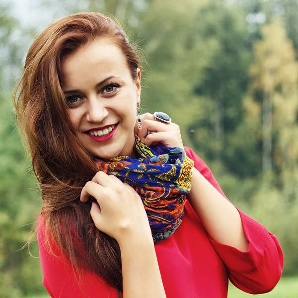 Szczęśliwa dziewczyna modzie w kolorowy szalik odkryty — Zdjęcie stockowe