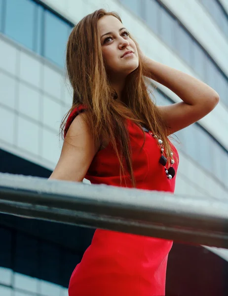 Vogue iş kadını kırmızı elbise ve süsleme açık — Stok fotoğraf