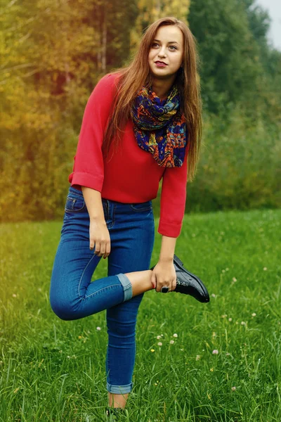 Vogue mutlu kız kırmızı kazak ve kot pantolon ve eşarp açık — Stok fotoğraf