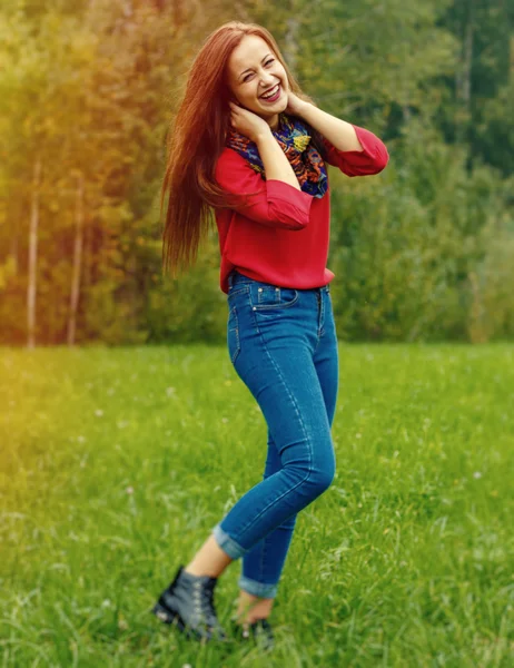 Vogue mutlu kız kırmızı kazak ve kot pantolon ve eşarp açık — Stok fotoğraf