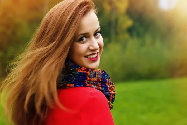 Ευτυχισμένος κορίτσι της μόδας με το πολύχρωμο κασκόλ εξωτερική — Φωτογραφία Αρχείου