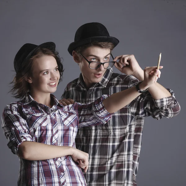 Feliz sorrindo hipster estudantes no estúdio — Fotografia de Stock