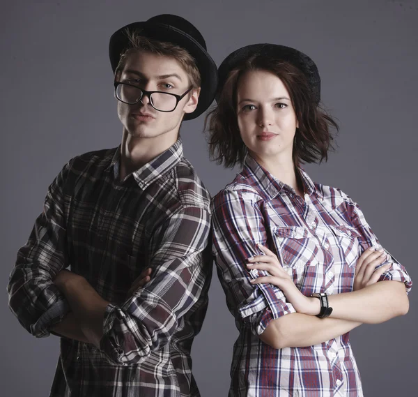 Feliz sorrindo hipster estudantes no estúdio — Fotografia de Stock