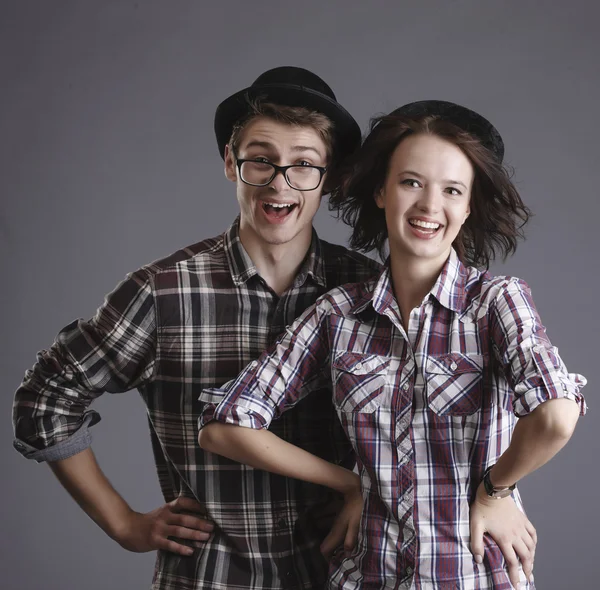 Feliz sorrindo hipster estudantes no estúdio — Fotografia de Stock