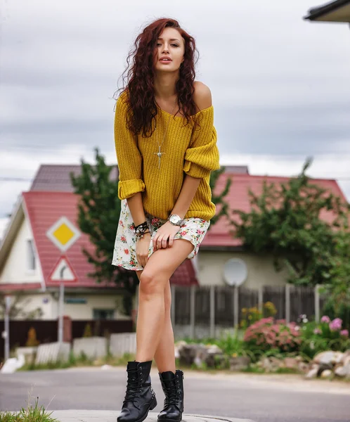 屋外の黄色のセーターでハイファッションスタイリッシュなヒップスターの女の子 — ストック写真