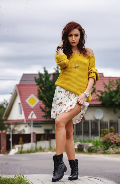 Gadis hipster bergaya tinggi dengan sweater kuning di luar ruangan — Stok Foto