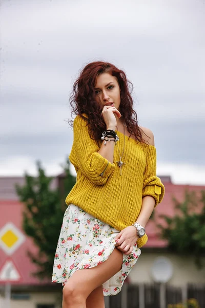 Wysoka moda stylowe Hipster dziewczyna w żółtym sweter na zewnątrz — Zdjęcie stockowe
