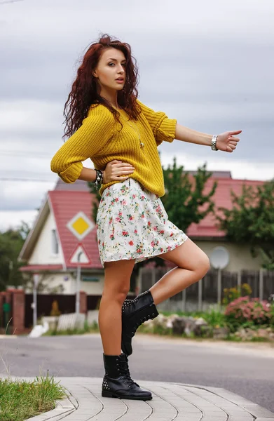 Alta moda chica hipster con estilo en el suéter amarillo al aire libre —  Fotos de Stock