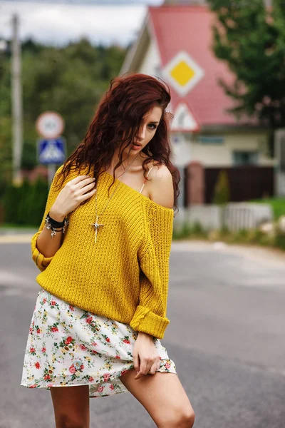 Alta moda chica hipster con estilo en el suéter amarillo al aire libre —  Fotos de Stock