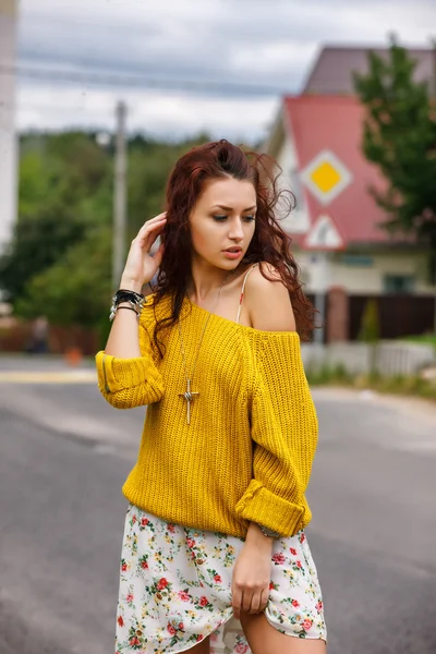 Gadis hipster bergaya tinggi dengan sweater kuning di luar ruangan — Stok Foto