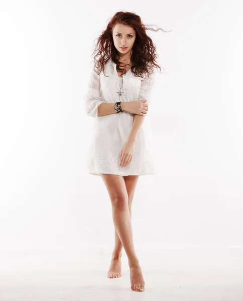 スタジオで白いショートシャツでハイファッション官能的な巻き毛ブルネットの女の子 — ストック写真