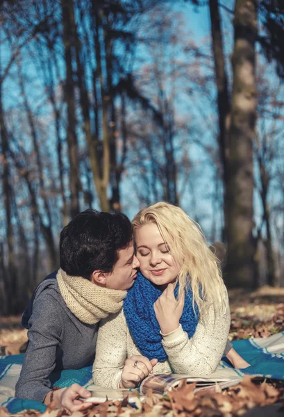 Amantes casal romântico no piquenique no parque — Fotografia de Stock