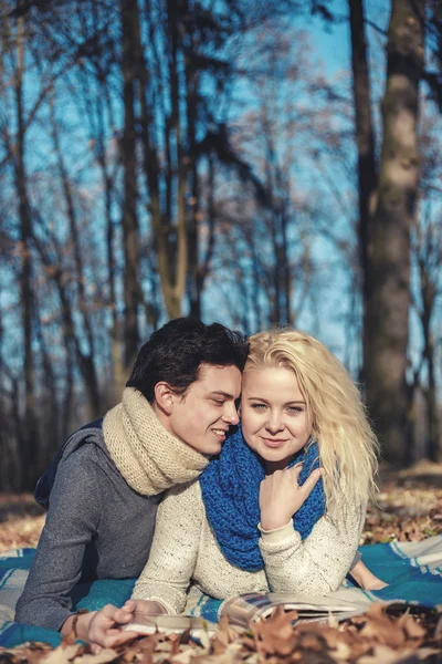 Любовники романтическая пара на пикнике в парке — стоковое фото