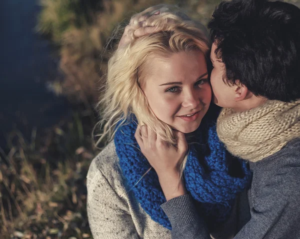 Amantes pareja romántica en el picnic en el parque cerca del agua — Foto de Stock