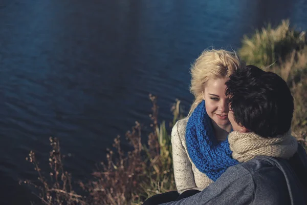 Pasangan kekasih yang romantis dalam piknik di taman dekat air — Stok Foto