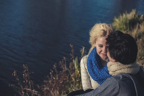 Amantes pareja romántica en el picnic en el parque cerca del agua — Foto de Stock