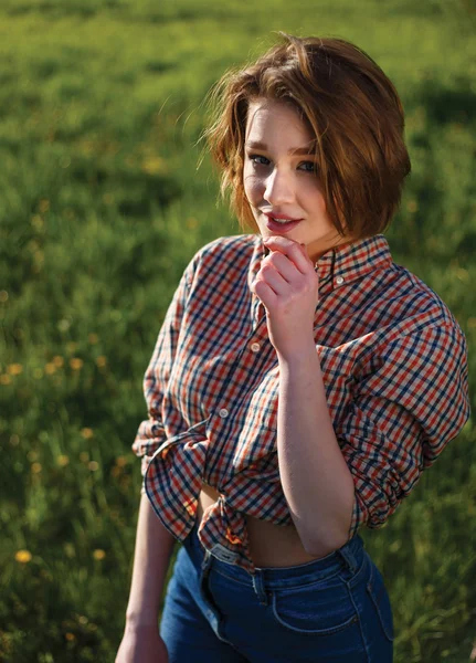 Κομψό κορίτσι στο υπαίθριο καρό πουκάμισο — Φωτογραφία Αρχείου