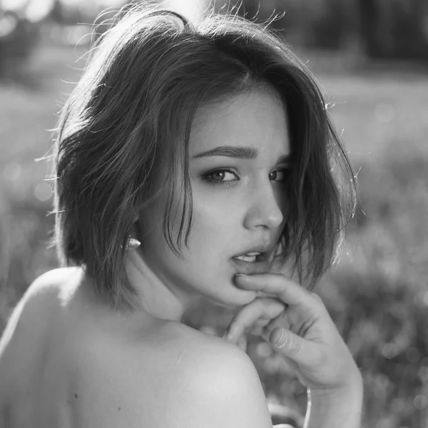 Sensual chica desnuda al aire libre retrato en blanco y negro —  Fotos de Stock