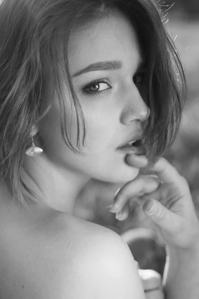 Sensual menina nua ao ar livre preto e branco retrato — Fotografia de Stock