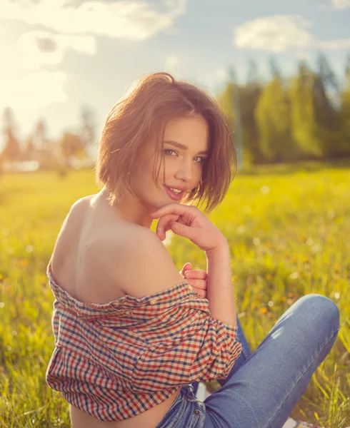 Menina elegante na camisa xadrez ao ar livre — Fotografia de Stock