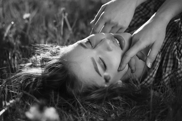 Sensual menina nua ao ar livre preto e branco retrato — Fotografia de Stock