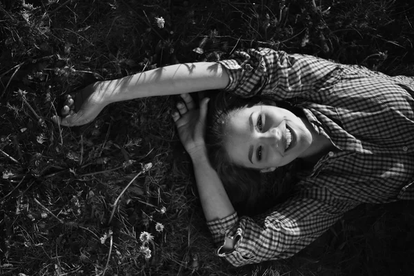 Sensual menina nua ao ar livre preto e branco retrato — Fotografia de Stock