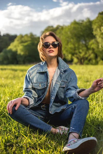 Стильная обнаженная девушка в джинсах на открытом воздухе — стоковое фото